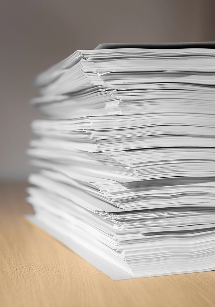 Copias e impresiones en Madrid con documentos apilados en COPYPEZ Consignas