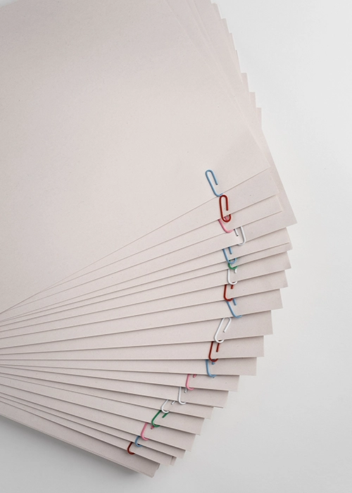 Fotocopias e impresiones low cost en Madrid con hojas de papel organizadas